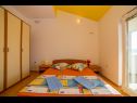 Appartamenti Saga 2 - with swimming pool A6(4+1), A7 (2+2), A8 (4+1) Lokva Rogoznica - Riviera Omis  - Appartamento - A6(4+1): la camera da letto