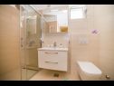 Appartamenti Saga 2 - with swimming pool A6(4+1), A7 (2+2), A8 (4+1) Lokva Rogoznica - Riviera Omis  - Appartamento - A8 (4+1): il bagno con la toilette