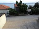 Appartamenti May - with sea view: A1(2+2), A2(6)  Marusici - Riviera Omis  - il parcheggio (casa e dintorni)