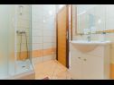 Appartamenti Mari - sea view apartments: A1(2) Borna, A2(4) Iva, A3(4) Silver, A4(4) Red Nemira - Riviera Omis  - Appartamento - A4(4) Red: il bagno con la toilette