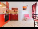 Appartamenti Mari - sea view apartments: A1(2) Borna, A2(4) Iva, A3(4) Silver, A4(4) Red Nemira - Riviera Omis  - Appartamento - A4(4) Red: la cucina