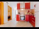 Appartamenti Mari - sea view apartments: A1(2) Borna, A2(4) Iva, A3(4) Silver, A4(4) Red Nemira - Riviera Omis  - Appartamento - A4(4) Red: la cucina