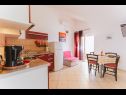 Appartamenti Mari - sea view apartments: A1(2) Borna, A2(4) Iva, A3(4) Silver, A4(4) Red Nemira - Riviera Omis  - Appartamento - A4(4) Red: la cucina con la sala da pranzo