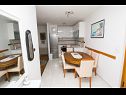 Appartamenti Jerko - 200 m from beach: A1(3+2) Omis - Riviera Omis  - Appartamento - A1(3+2): la cucina con la sala da pranzo