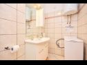 Appartamenti Tam - with parking : A1(2+2) Omis - Riviera Omis  - Appartamento - A1(2+2): il bagno con la toilette