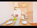 Appartamenti Tam - with parking : A1(2+2) Omis - Riviera Omis  - Appartamento - A1(2+2): la cucina con la sala da pranzo