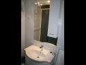 Appartamenti Ivo - sea view; A1(2+2), A3(2+2), A5(4), SA4(2+1), SA2(2+1) Pisak - Riviera Omis  - Appartamento - A1(2+2): il bagno con la toilette