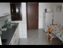 Appartamenti Ivo - sea view; A1(2+2), A3(2+2), A5(4), SA4(2+1), SA2(2+1) Pisak - Riviera Omis  - Studio appartamento - SA4(2+1): la cucina con la sala da pranzo