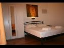 Appartamenti Ivo - sea view; A1(2+2), A3(2+2), A5(4), SA4(2+1), SA2(2+1) Pisak - Riviera Omis  - Studio appartamento - SA2(2+1): la camera da letto