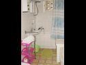 Appartamenti Mirja - only 50 m from sea: A1(2+2) Pisak - Riviera Omis  - Appartamento - A1(2+2): il bagno con la toilette