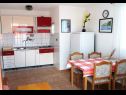 Appartamenti Šera - 50 m from beach: A1(4), A2(4), A3(2+2) Pisak - Riviera Omis  - Appartamento - A2(4): la cucina con la sala da pranzo
