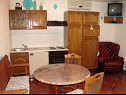 Appartamenti VP SA2(2), A3(3), A4(2+3), A5(3), A6(2+2) Stanici - Riviera Omis  - Appartamento - A4(2+3): la cucina con la sala da pranzo