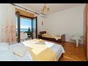 Appartamenti Franka - beautiful sea view & parking: A1(3), A2(2+2), A3(2+2), A4(3+1) Stanici - Riviera Omis  - Appartamento - A1(3): la camera da letto