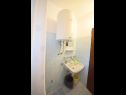 Camere Smilje - good location & parking: R1(2), R2(2+1), R3(2), R4(2+1), R5(2) Orebic - Peninsola di Peljesac  - Camera - R4(2+1): il bagno con la toilette
