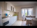 Appartamenti Marija - good location A1(4+1), A2(4+1) Supetarska Draga - Isola di Rab  - Appartamento - A1(4+1): la cucina con la sala da pranzo