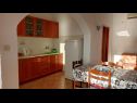 Appartamenti Jase - 30 m from beach : SA1-crvena kuhinja(2), A2(4), SA3(2+1), SA4-bijela kuhinja(2) Lukovo Sugarje - Riviera Senj  - Studio appartamento - SA3(2+1): la cucina con la sala da pranzo