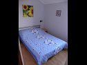 Appartamenti Ana - 5 m from beach: A1 Plavi(2+2), A2 Rozi(2+2) Ribarica - Riviera Senj  - Appartamento - A1 Plavi(2+2): la camera da letto