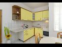 Appartamenti Vince - free parking: A1 žuti(4), A2 plavi(4+1), A3(4) Primosten - Riviera Sibenik  - Appartamento - A1 žuti(4): la cucina con la sala da pranzo