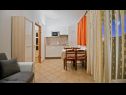 Appartamenti Bisernica - with pool; A1(6), A2(6), A3(2) Razanj - Riviera Sibenik  - Appartamento - A3(2): la cucina con la sala da pranzo