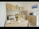 Appartamenti Tonci - by the sea: A2(4), A3(4) Rogoznica - Riviera Sibenik  - Appartamento - A2(4): la cucina con la sala da pranzo