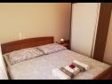 Appartamenti Marija - 100 m from beach: A1(4), A2(4), A3(4), A4(3), A5(2+1) Tribunj - Riviera Sibenik  - Appartamento - A3(4): la camera da letto