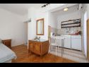 Appartamenti Slavka - free parking & BBQ: SA1(2), SA2(2+1), SA3(3), A4(4+1) Tribunj - Riviera Sibenik  - Studio appartamento - SA2(2+1): la cucina con la sala da pranzo