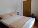 Appartamenti Jak - parking and BBQ: A1(2), A2(2), A3(4) Vodice - Riviera Sibenik  - Appartamento - A1(2): la camera da letto