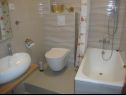 Appartamenti Ksenija - with garden & BBQ: SA1(2+1), SA2(2+1), SA3(2+1), A4(2+2), A5(2+2) Vodice - Riviera Sibenik  - Appartamento - A5(2+2): il bagno con la toilette