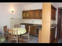 Appartamenti Jagoda - next to the sea: A1(2+2), B2(2+2), C3(2+2), D4(2+2) Necujam - Isola di Solta  - Appartamento - A1(2+2): la cucina con la sala da pranzo