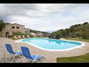 Appartamenti Star - with swimming pool: A1(4), A4 lavanda(4), A3 ruzmarin(4), A5(6), A6(6) Stomorska - Isola di Solta  - la piscina (casa e dintorni)
