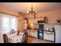 Appartamenti Mari - peaceful and quiet location: A1(4+2), A2(2+3) Stomorska - Isola di Solta  - Appartamento - A1(4+2): la cucina con la sala da pranzo