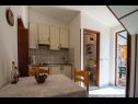 Appartamenti Mari - peaceful and quiet location: A1(4+2), A2(2+3) Stomorska - Isola di Solta  - Appartamento - A2(2+3): la cucina con la sala da pranzo