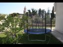 Appartamenti Ivica - parking: A1(4+2), A2(4+1) Kastel Gomilica - Riviera Split  - parco giochi per i bambini