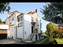 Appartamenti Božana - with parking : A1(2), A2(2+1), A3(3+2) Kastel Luksic - Riviera Split  - la casa