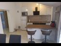 Appartamenti Matko-200m from the beach: A1 sjever(2+2), A2 jug(2+2), A3(6+2) Kastel Stafilic - Riviera Split  - Appartamento - A3(6+2): la cucina con la sala da pranzo
