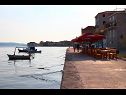 Appartamenti Lidia - barbecue: A1(2+2) Kastel Stari - Riviera Split  - sentiero per passaggio