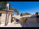 Casa vacanza Bože - 10m from the sea: H(10+2) Drvenik Mali (Isola di Drvenik Mali) - Riviera Trogir  - Croazia - il cortile