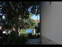 Appartamenti Pero - 70m from the sea: A1(6), A2(2) Marina - Riviera Trogir  - il giardino