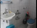 Appartamenti Milka - 100m from the sea A1(4), A2(2+1) Seget Donji - Riviera Trogir  - Appartamento - A2(2+1): il bagno con la toilette