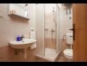 Appartamenti Mare - 30 m from pebble beach: SA1(2), SA2(2), A3(4), A4(4), A5(8) Seget Vranjica - Riviera Trogir  - Studio appartamento - SA2(2): il bagno con la toilette