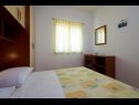 Appartamenti Mare - 30 m from pebble beach: SA1(2), SA2(2), A3(4), A4(4), A5(8) Seget Vranjica - Riviera Trogir  - Appartamento - A3(4): la camera da letto