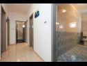 Appartamenti Mare - 30 m from pebble beach: SA1(2), SA2(2), A3(4), A4(4), A5(8) Seget Vranjica - Riviera Trogir  - Appartamento - A5(8): il corridoio