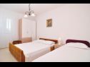 Appartamenti Snješka  - 20 m from the sea : A1(9), A2(6+2) Seget Vranjica - Riviera Trogir  - Appartamento - A1(9): la camera da letto