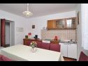 Appartamenti Snješka  - 20 m from the sea : A1(9), A2(6+2) Seget Vranjica - Riviera Trogir  - Appartamento - A1(9): la cucina con la sala da pranzo