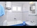 Appartamenti Snješka  - 20 m from the sea : A1(9), A2(6+2) Seget Vranjica - Riviera Trogir  - Appartamento - A2(6+2): il bagno con la toilette