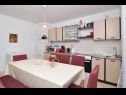 Appartamenti Snješka  - 20 m from the sea : A1(9), A2(6+2) Seget Vranjica - Riviera Trogir  - Appartamento - A2(6+2): la cucina con la sala da pranzo