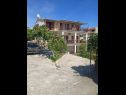 Appartamenti Ante - 50 M from the sea : A1(5), A2(8) Seget Vranjica - Riviera Trogir  - il cortile