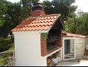 Appartamenti Mara - barbecue: A1(4+1), SA3(2), SA4(2+1) Trogir - Riviera Trogir  - la griglia (casa e dintorni)