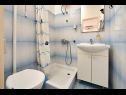 Appartamenti e camere Ivo - with garden: A1(2+2), R1(2+1), R2(2) Trogir - Riviera Trogir  - Camera - R1(2+1): il bagno con la toilette