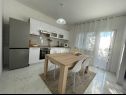 Appartamenti Paž - 28m from the beach: A1(4+2), A2(2+1), A3(4+1) Vinisce - Riviera Trogir  - Appartamento - A1(4+2): la cucina con la sala da pranzo